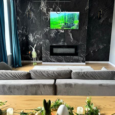פרדיאל Lv Luxury Apart - One Minute Away From Train Station מראה חיצוני תמונה