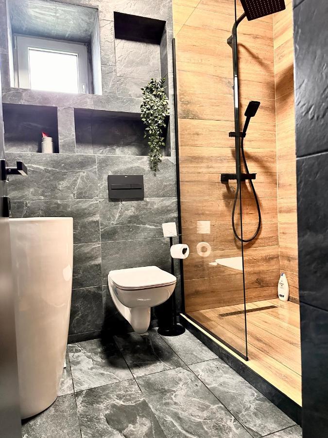 פרדיאל Lv Luxury Apart - One Minute Away From Train Station מראה חיצוני תמונה