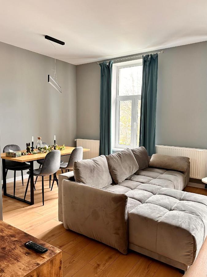 פרדיאל Lv Luxury Apart - One Minute Away From Train Station מראה חיצוני תמונה