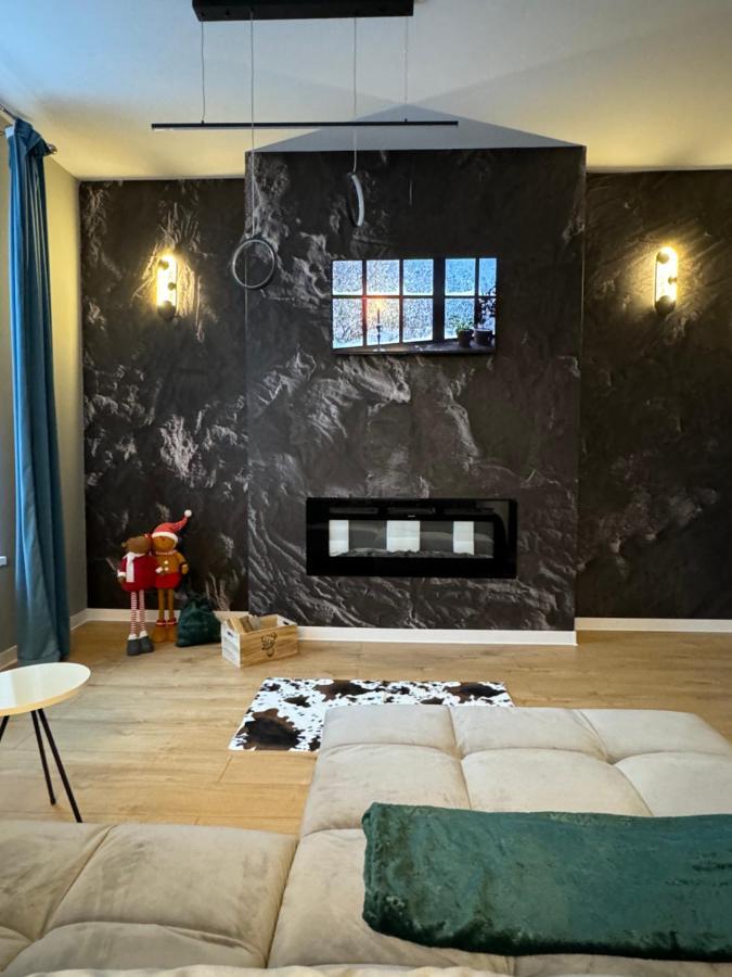 פרדיאל Lv Luxury Apart - One Minute Away From Train Station מראה חיצוני תמונה